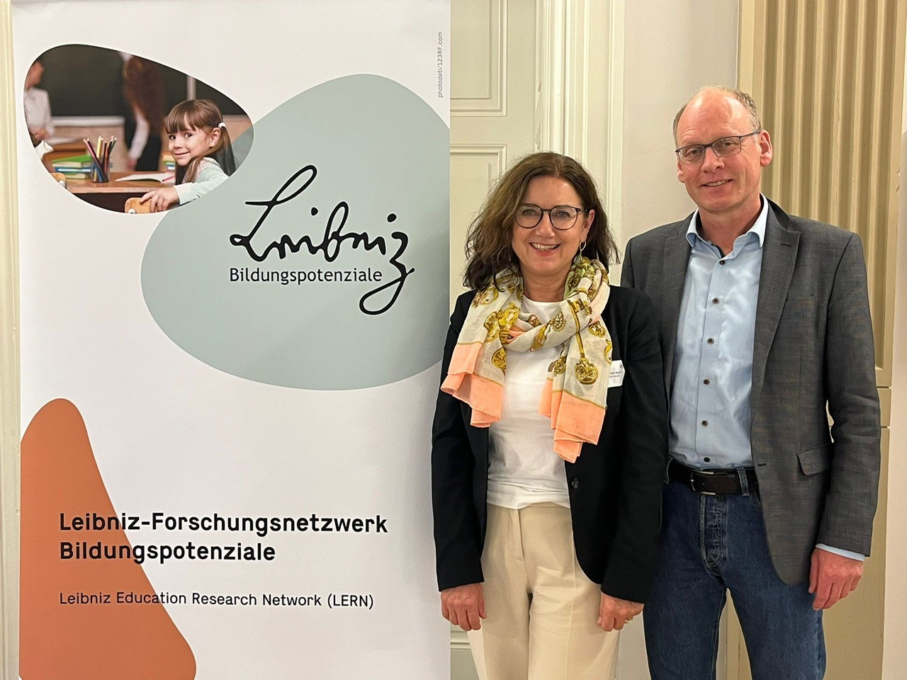 Prof. Dr. Ulrike Weyland und Prof. Dr. Elmar Souvignier stehen neben dem Roll-Up das Leibniz-Forschungsnetzwerks Bildungspotenziale (LERN)